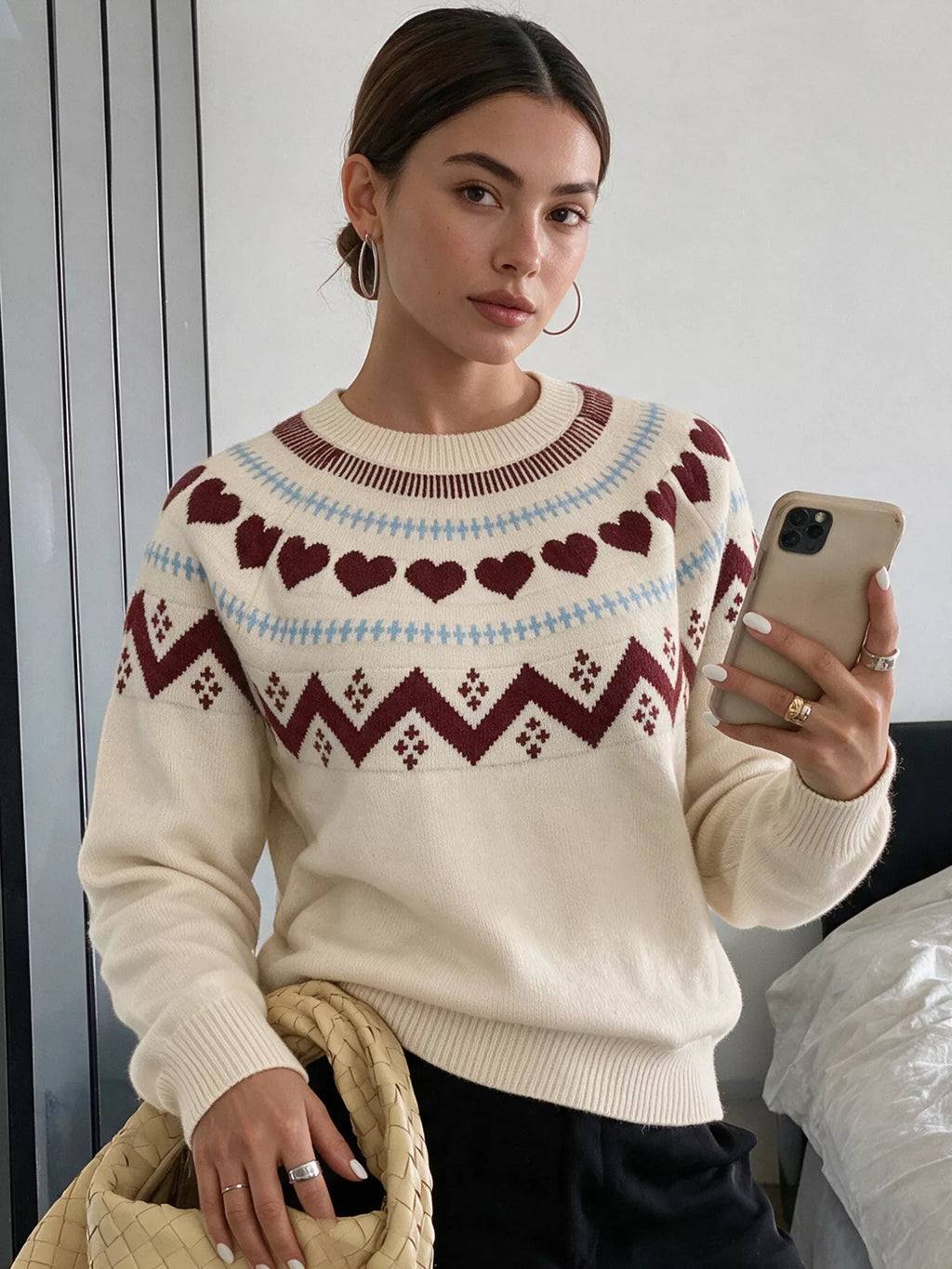 Crewneck sweater with a heart pattern through the knit.